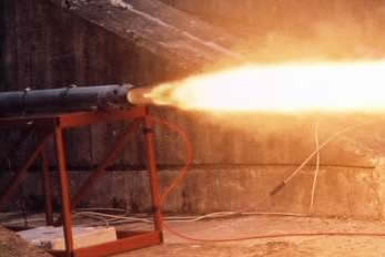 MARS B4 Hybrid Rocket Motor at Full Thrust